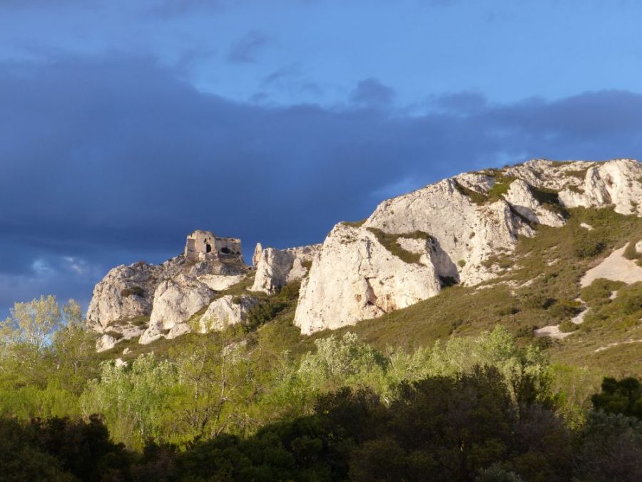 Hiking near to Eygui&egrave;res in the Alpilles &copy;trekkinginthealpsandprovence.com