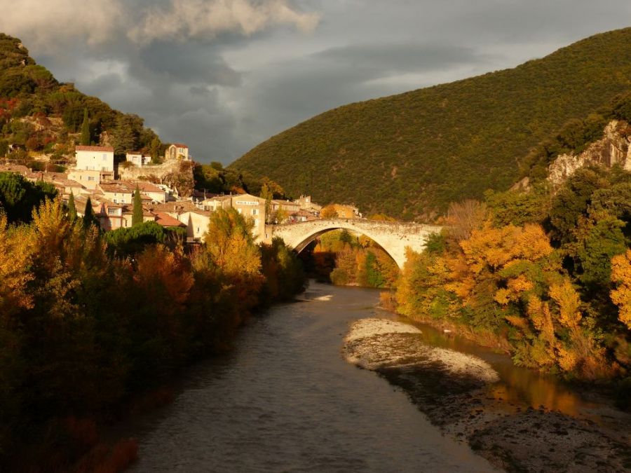 The medieval bridge at Nyons &copy;trekkinginthealpsandprovence.com