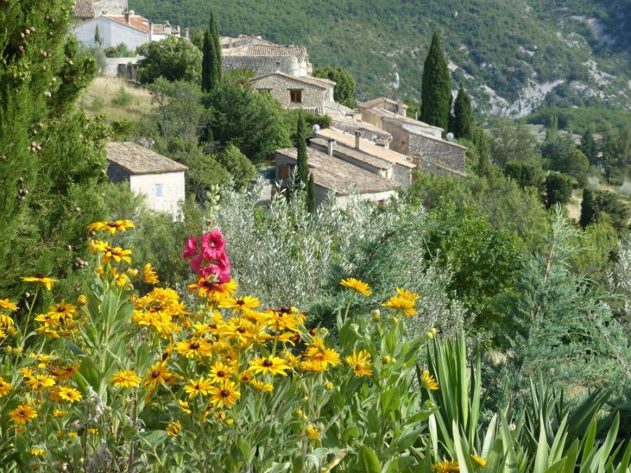 The charming Proven&ccedil;ale village of Villeperdrix